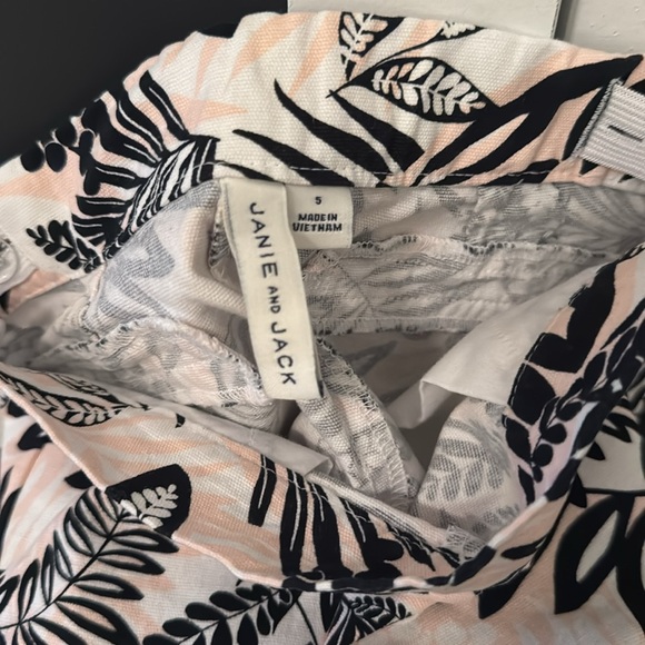 Janie and Jack Girls 5T White Shorts with Black and Pink Leaf-Print - Picture 5 of 9